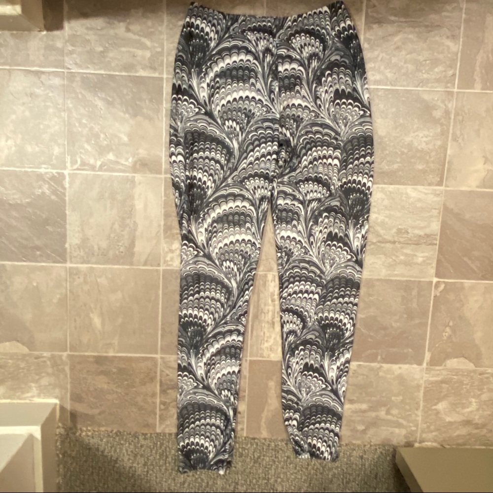 Black and White Patterned Workout Leggings